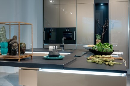 Leuchtende Griffmulden setzen in der grifflosen Küche tolle Akzente. Leuchtende Griffmulden setzen in der grifflosen Küche tolle Akzente.